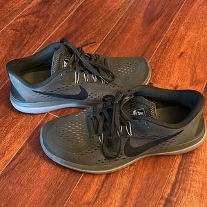 NIKE flex 2017 run olive green